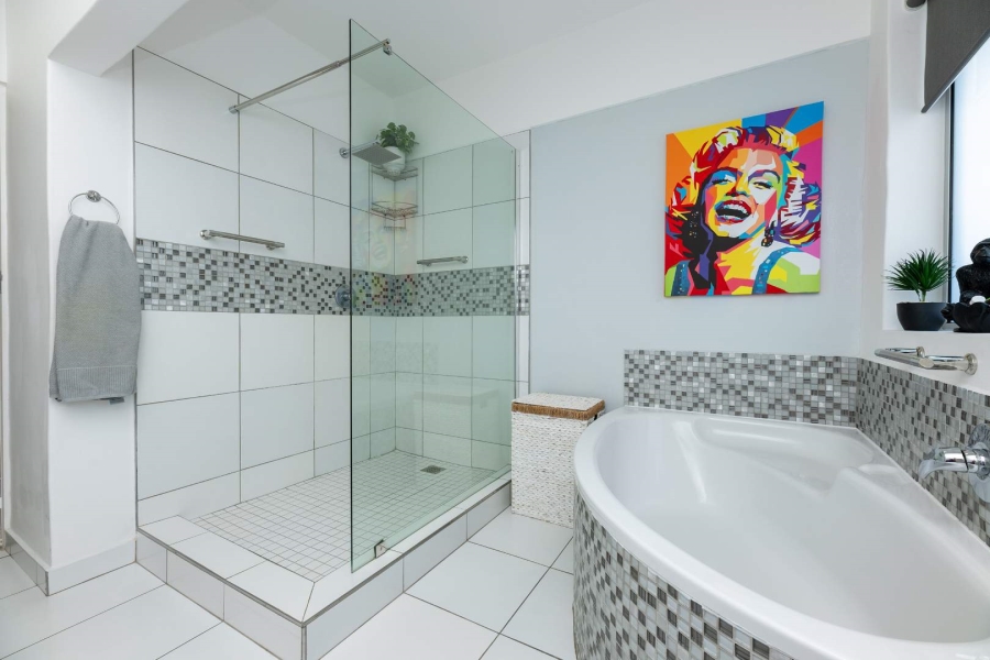 2 Bedroom Property for Sale in Sea Point Western Cape